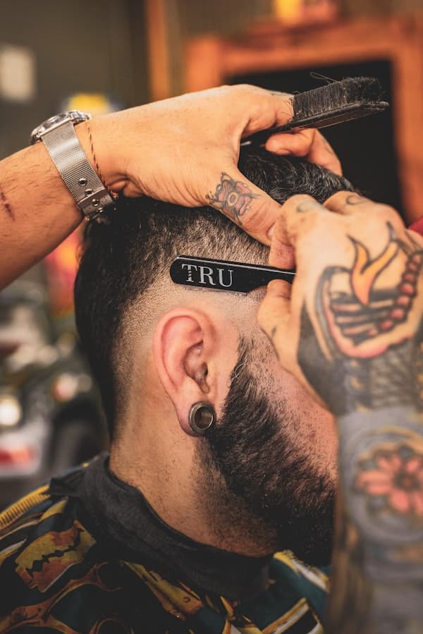 Cliente em barbearia.